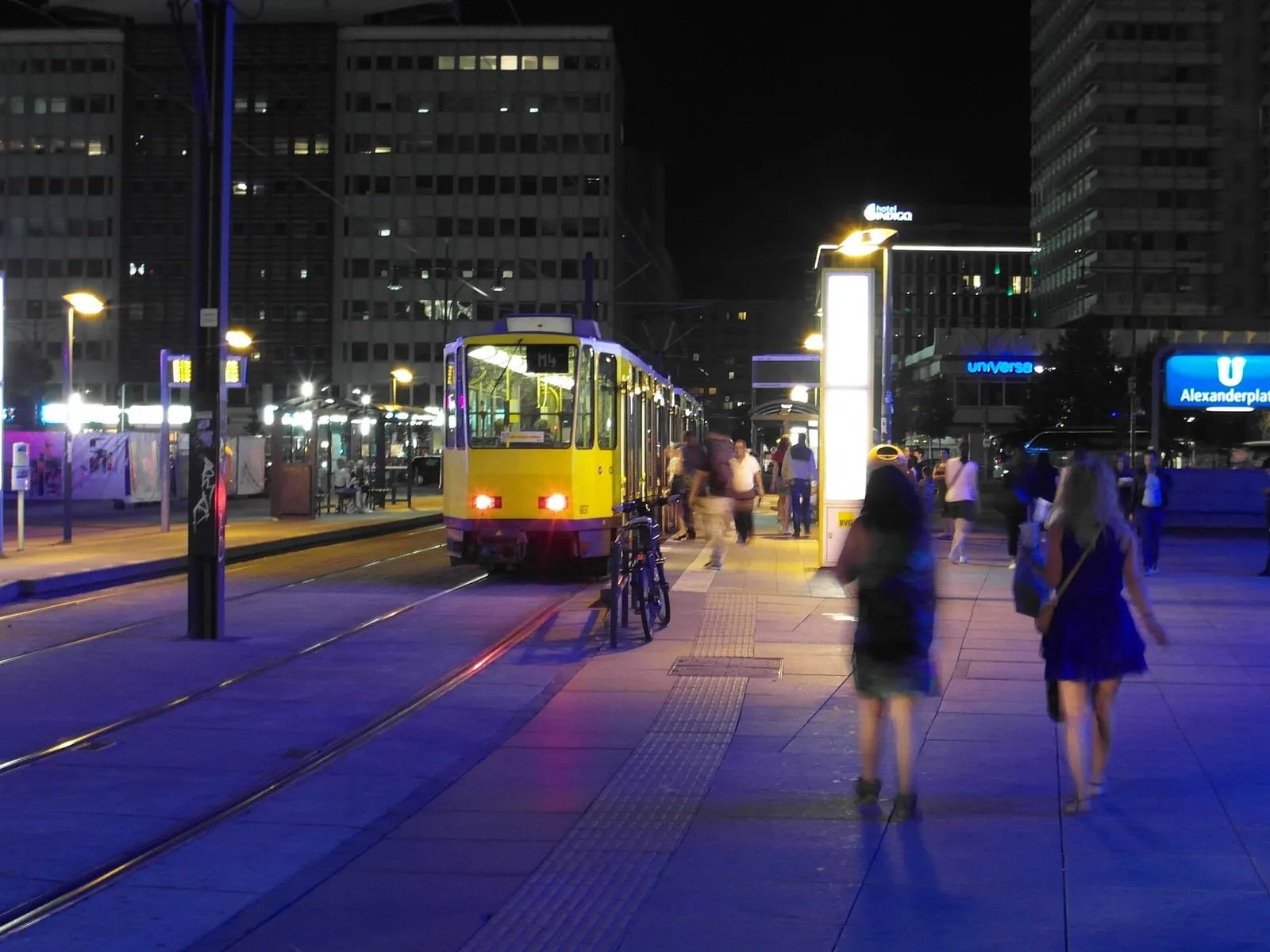 Une rame de tramway à l'arrêt Alexanderplatz, à Berlin