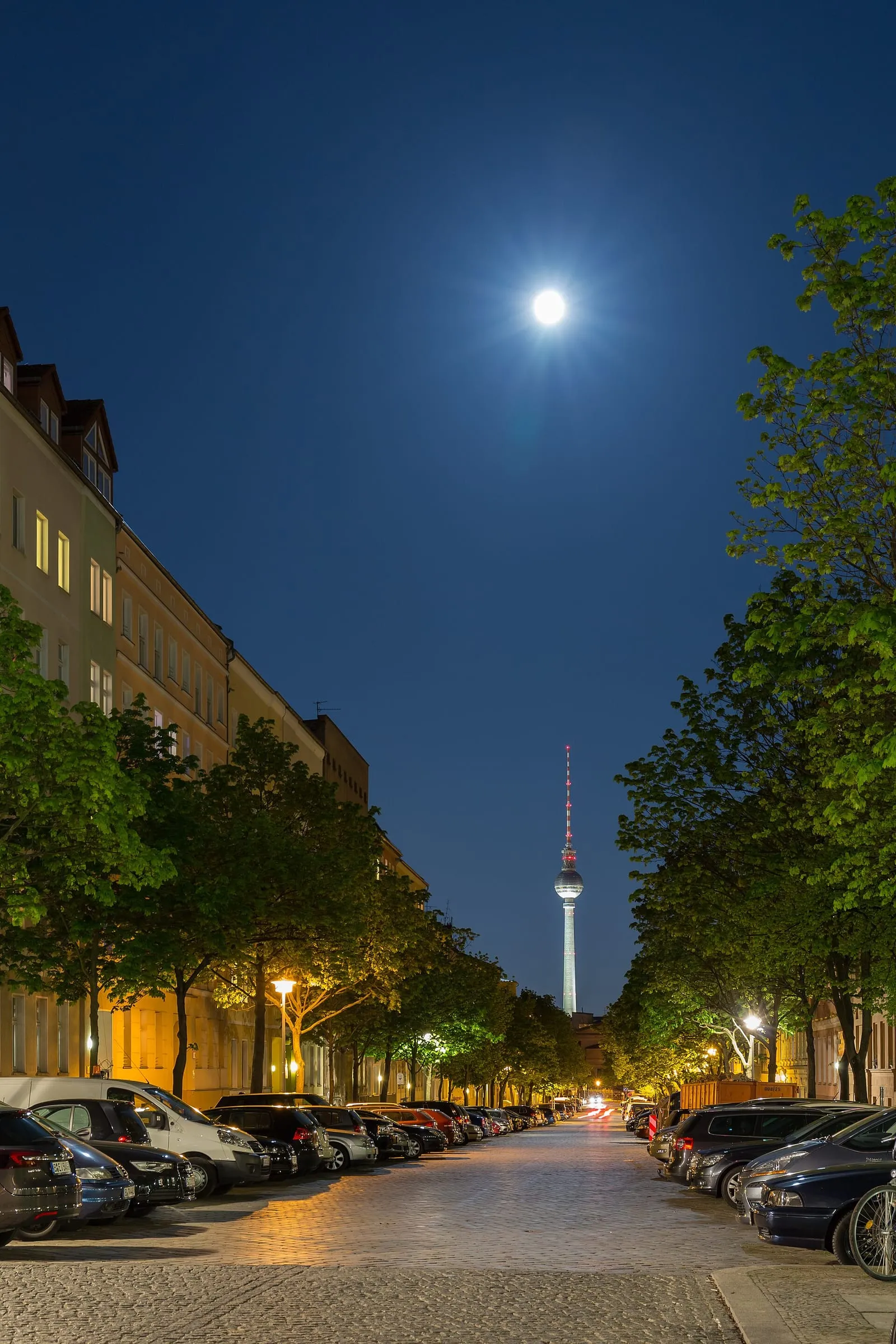 Une rue de Berlin éclairée la nuit