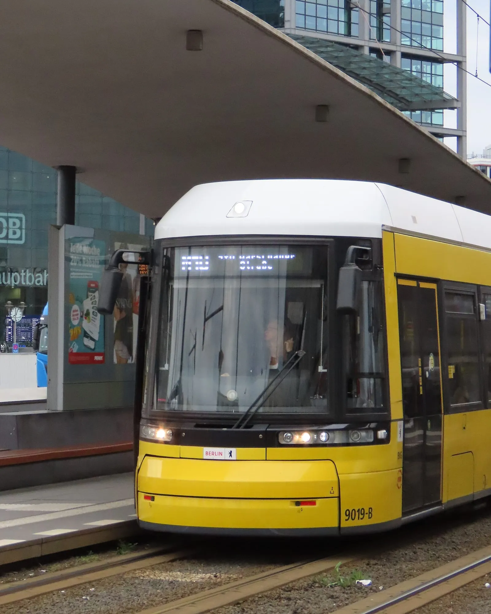 Une rame de tramway de la BVG devant la gare centrale de Berlin