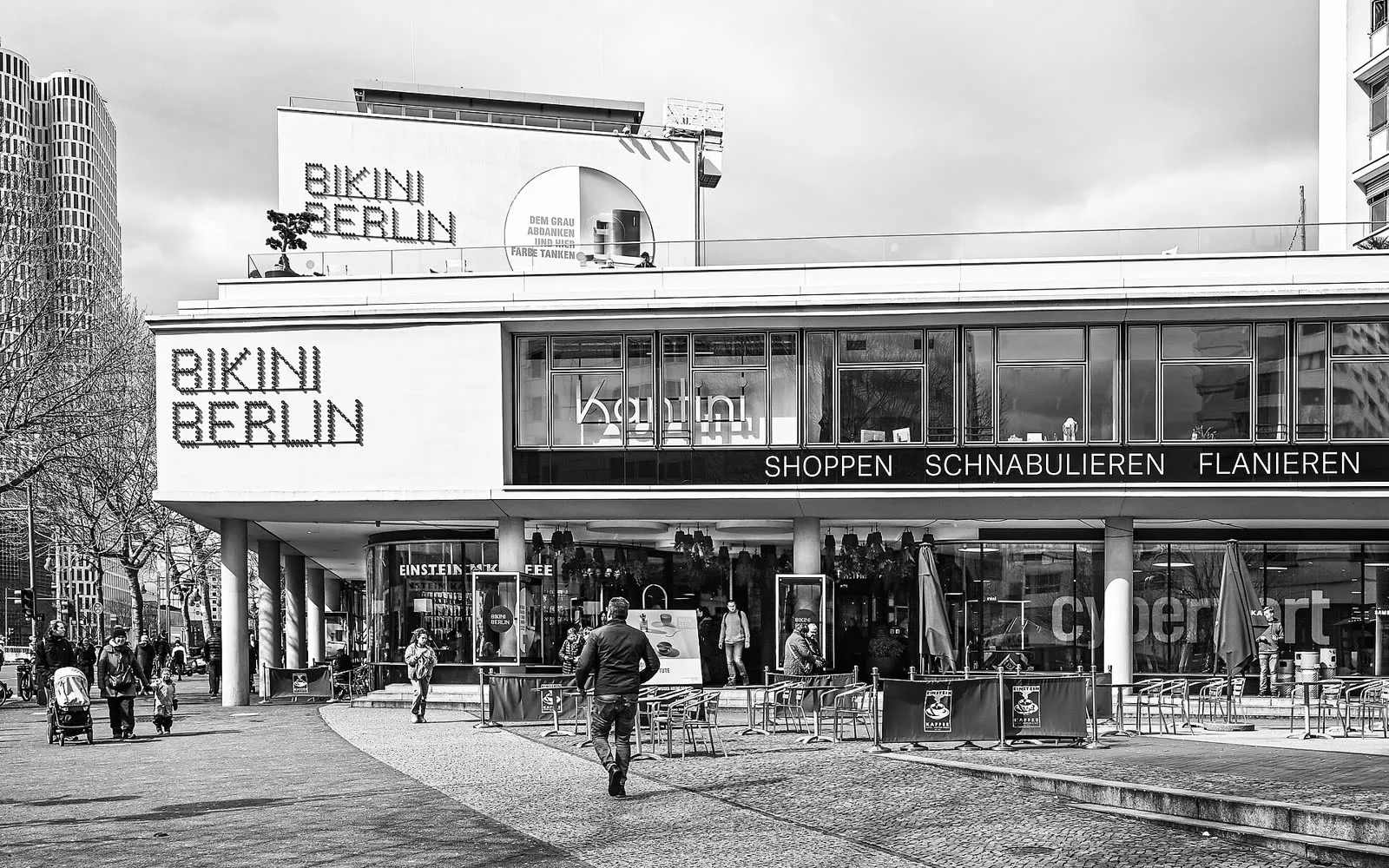 La façade du Bikini Berlin sur la Budapester Strasse, son enseigne en lettres capitales, la colonnade du rez-de-chaussée et la terrasse, en noir et blanc