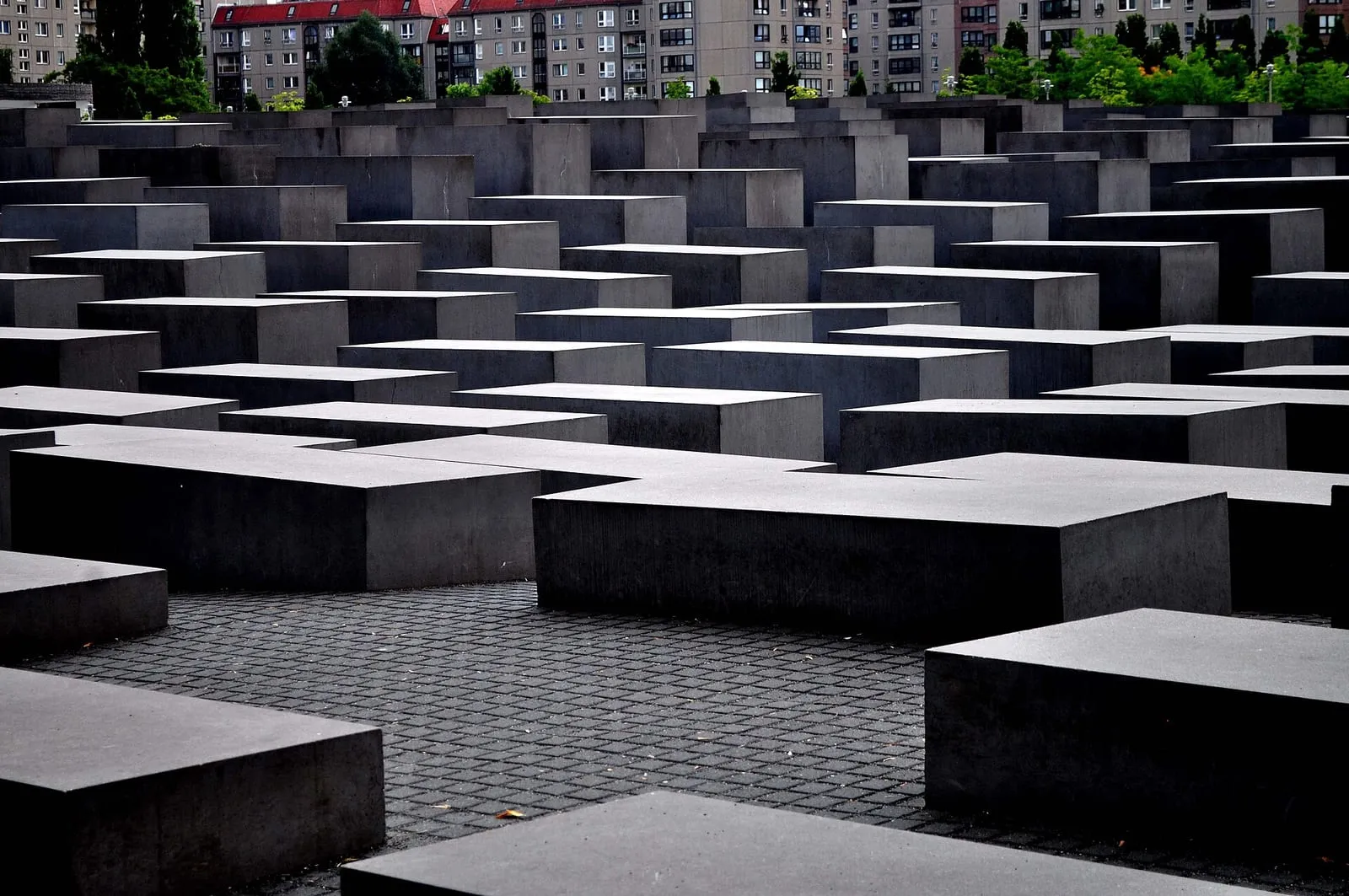 Le champ de stèles du mémorial aux Juifs assassinés d'Europe, vagues de blocs de béton aux hauteurs inégales