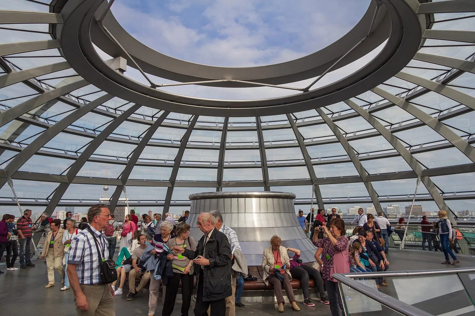 Vue intérieure de la coupole de verre du Reichstag, avec ses miroirs et la rampe hélicoïdale qui monte vers la terrasse