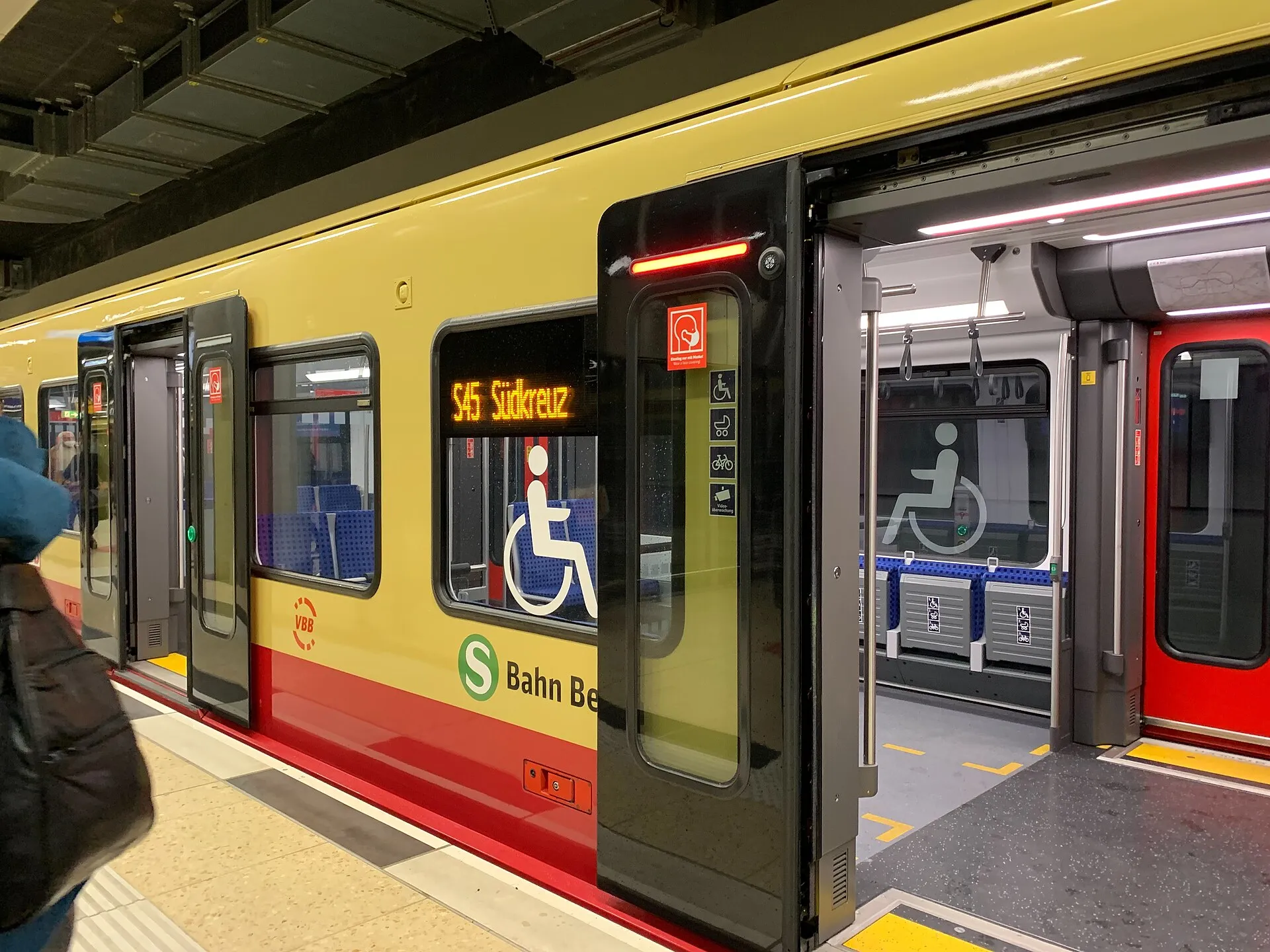 Rame du S-Bahn de Berlin à quai dans la gare souterraine de l'aéroport de Berlin-Brandebourg (BER), sous les terminaux 1 et 2
