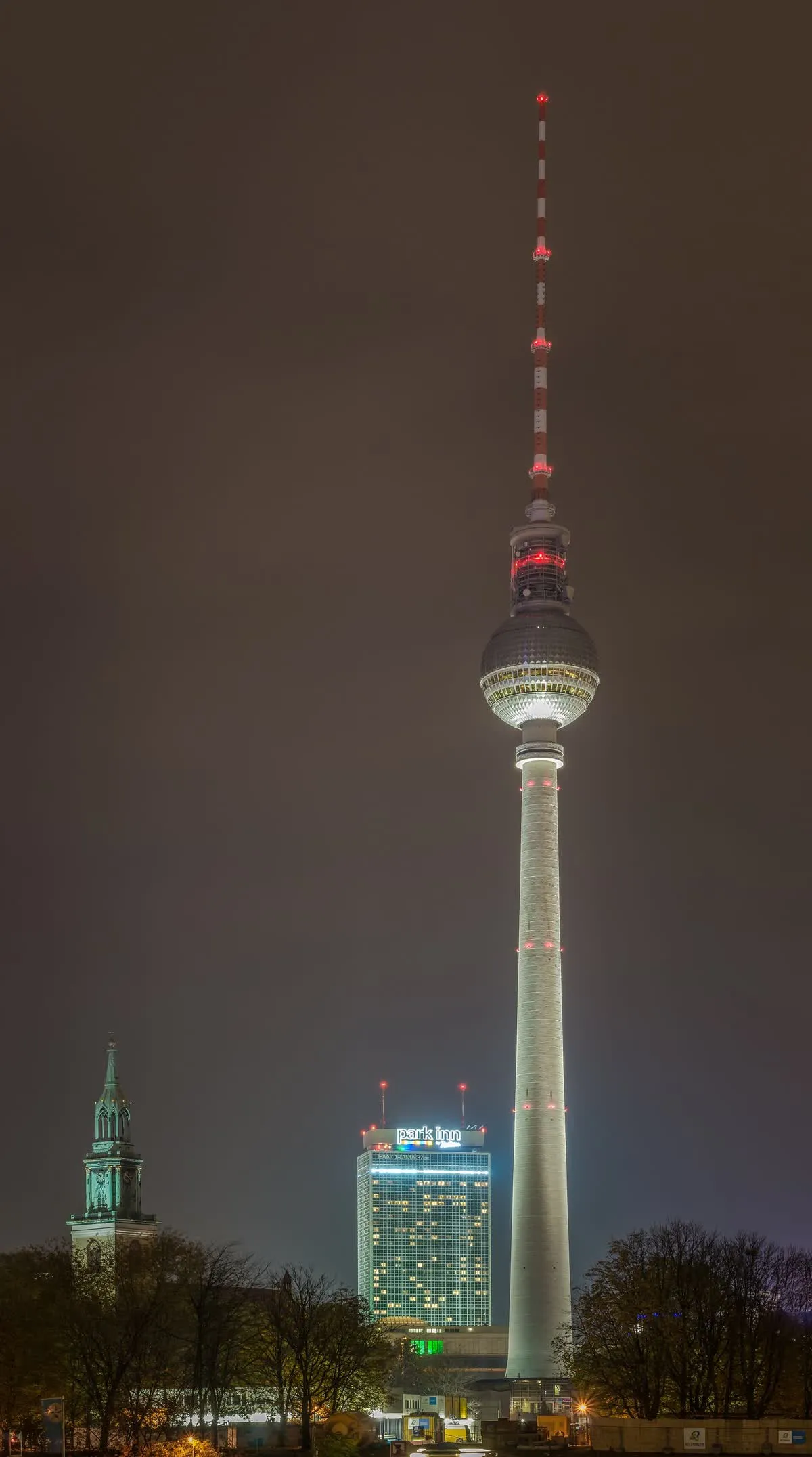 La tour de télévision de Berlin de nuit, vue depuis l'Alexanderplatz