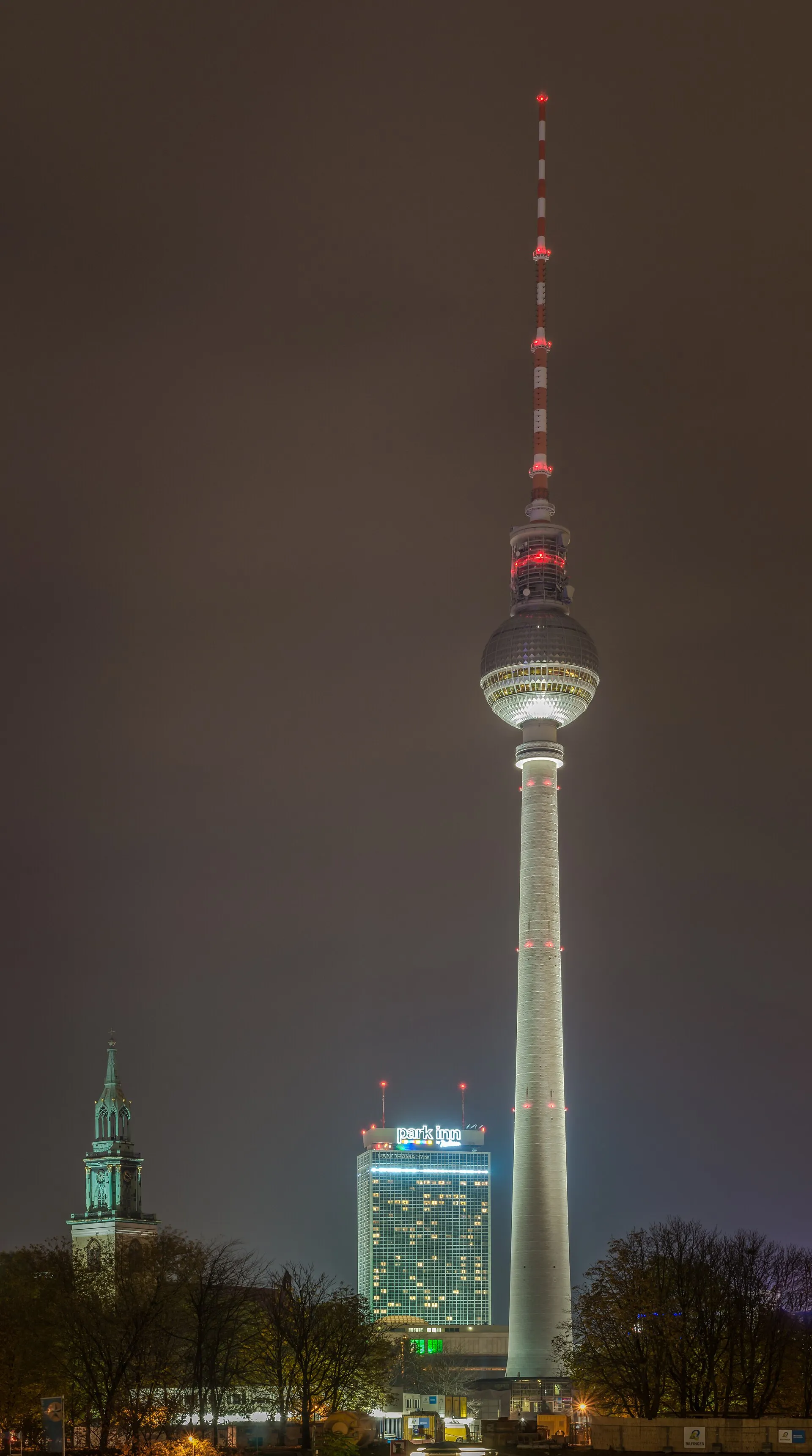 La tour de télévision de Berlin de nuit, vue depuis l'Alexanderplatz