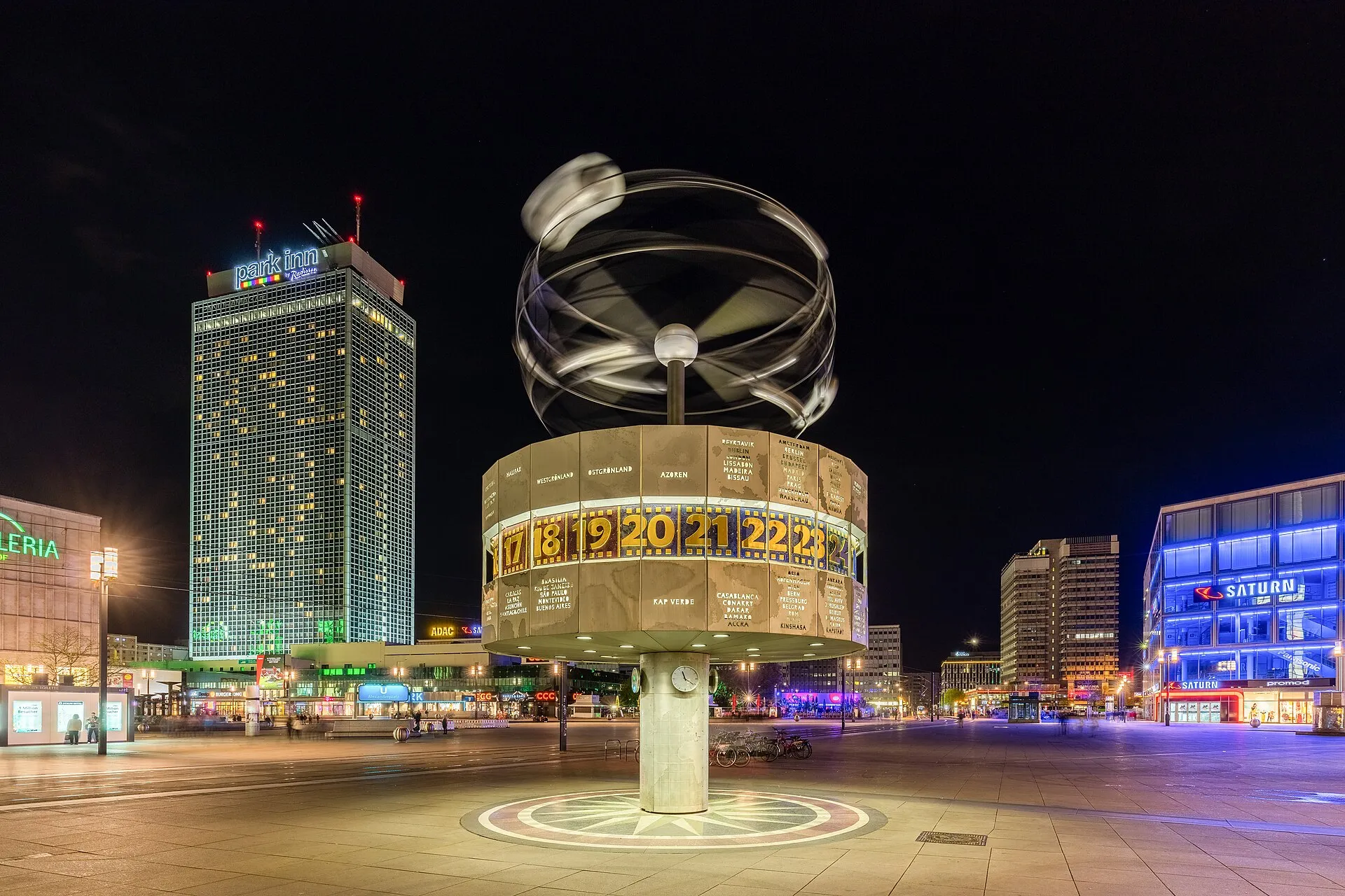 L'horloge universelle (Weltzeituhr) sur l'Alexanderplatz