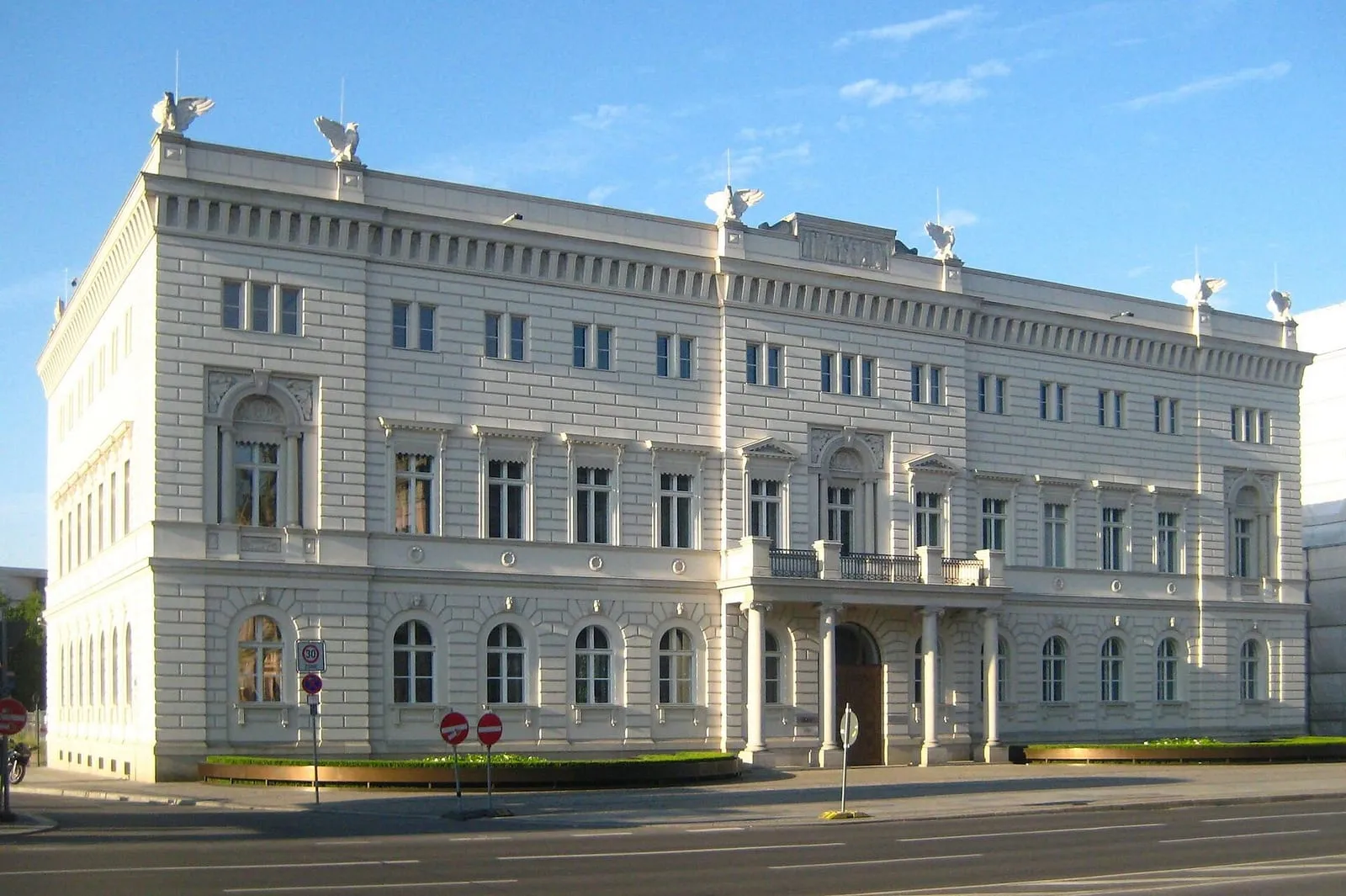 La façade reconstruite de l'Alte Kommandantur au 1 Unter den Linden, avec son bossage, son balcon central et ses aigles de terre cuite sur la balustrade