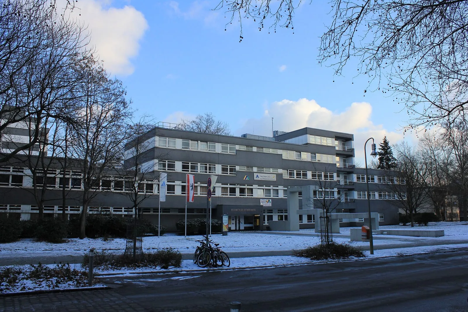 L'entrée de la Jugendherberge Berlin International, dans le quartier de Tiergarten, avec son enseigne DJH