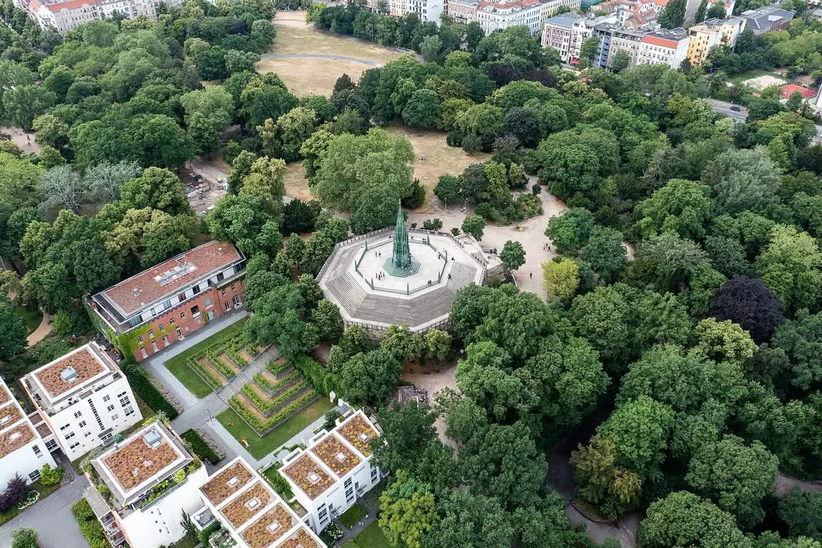 Vue aérienne du Viktoriapark : le monument national en fonte, surmonté de sa flèche gothique, au sommet boisé de la colline de Kreuzberg
