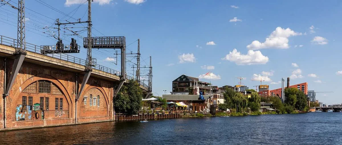 Le Holzmarkt 25 et ses terrasses en bois au bord de la Spree, sous le viaduc de l'Ostbahn