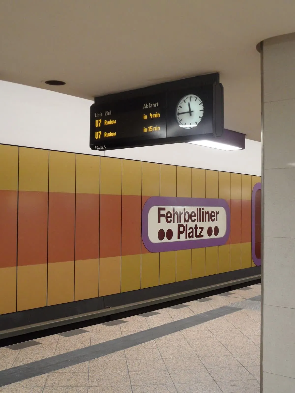 Le quai de la station Fehrbelliner Platz, sur la ligne U7, avec l'affichage des prochaines rames