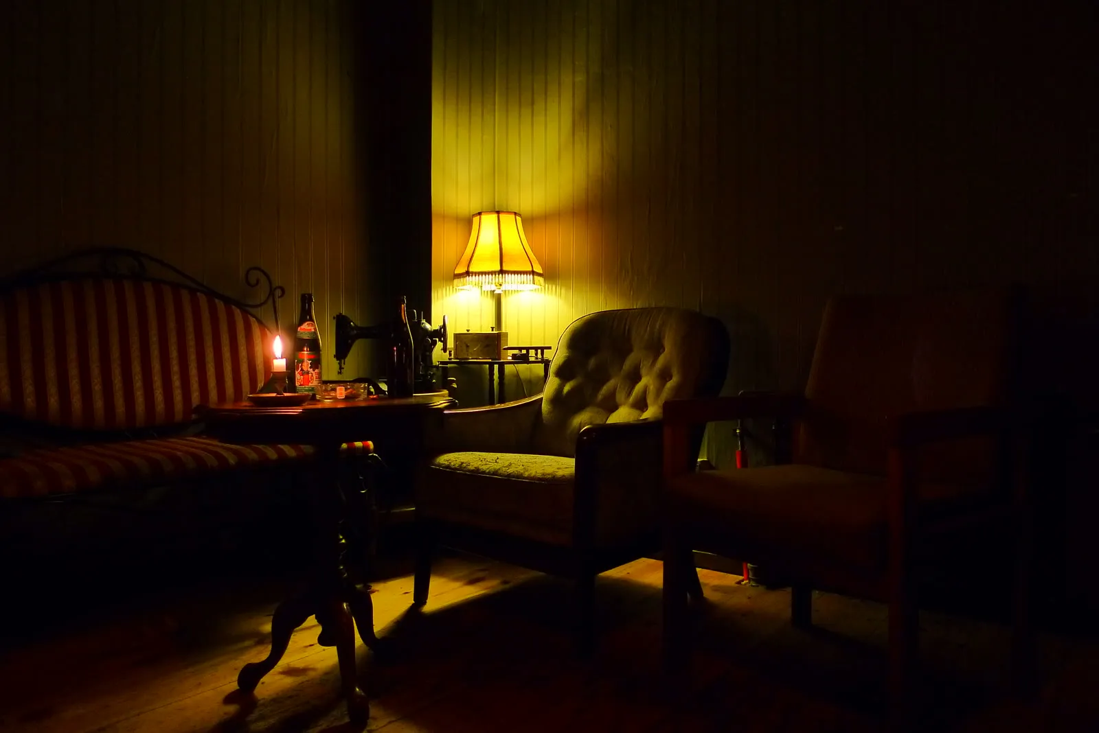 L'intérieur du Madame Claude, à Kreuzberg : fauteuils et machine à coudre vintage dans une salle sombre
