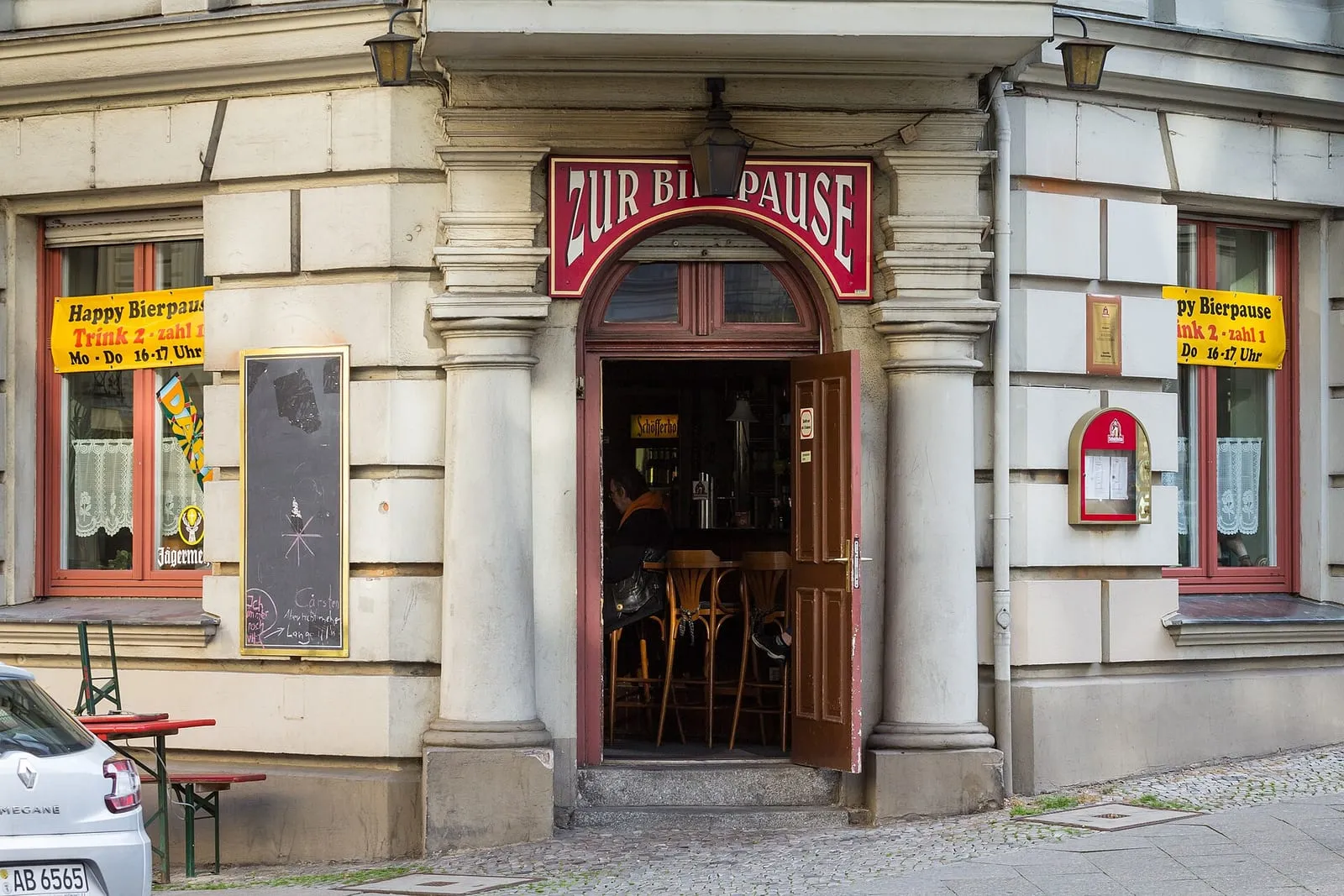La Kiezkneipe Zur Bierpause, à Berlin-Kreuzberg, un bar de quartier à l'angle d'une rue