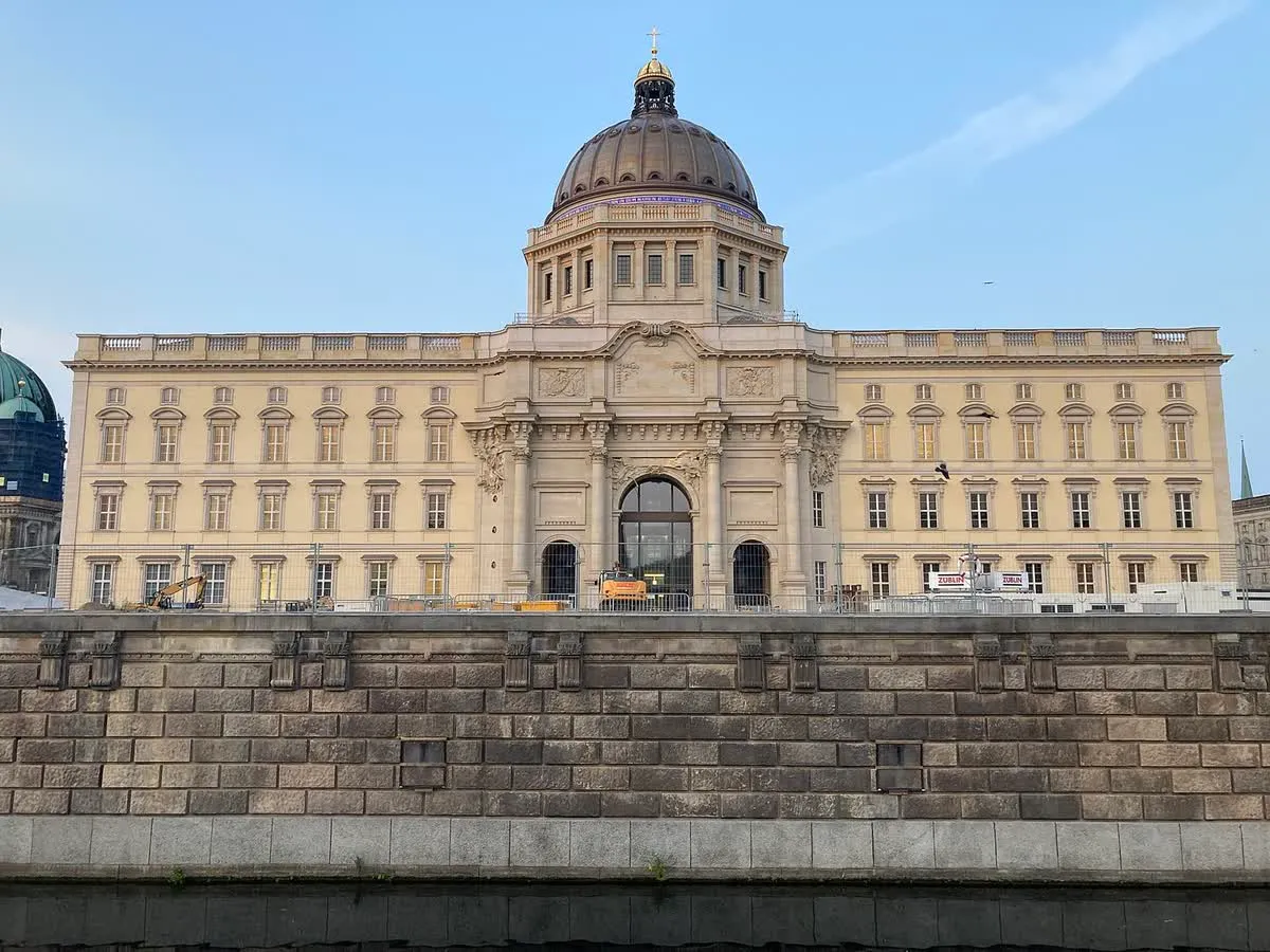 La façade baroque reconstruite du château de Berlin, aujourd'hui Humboldt Forum, vue depuis la Spree, avec sa grande coupole à lanterne et son portail central