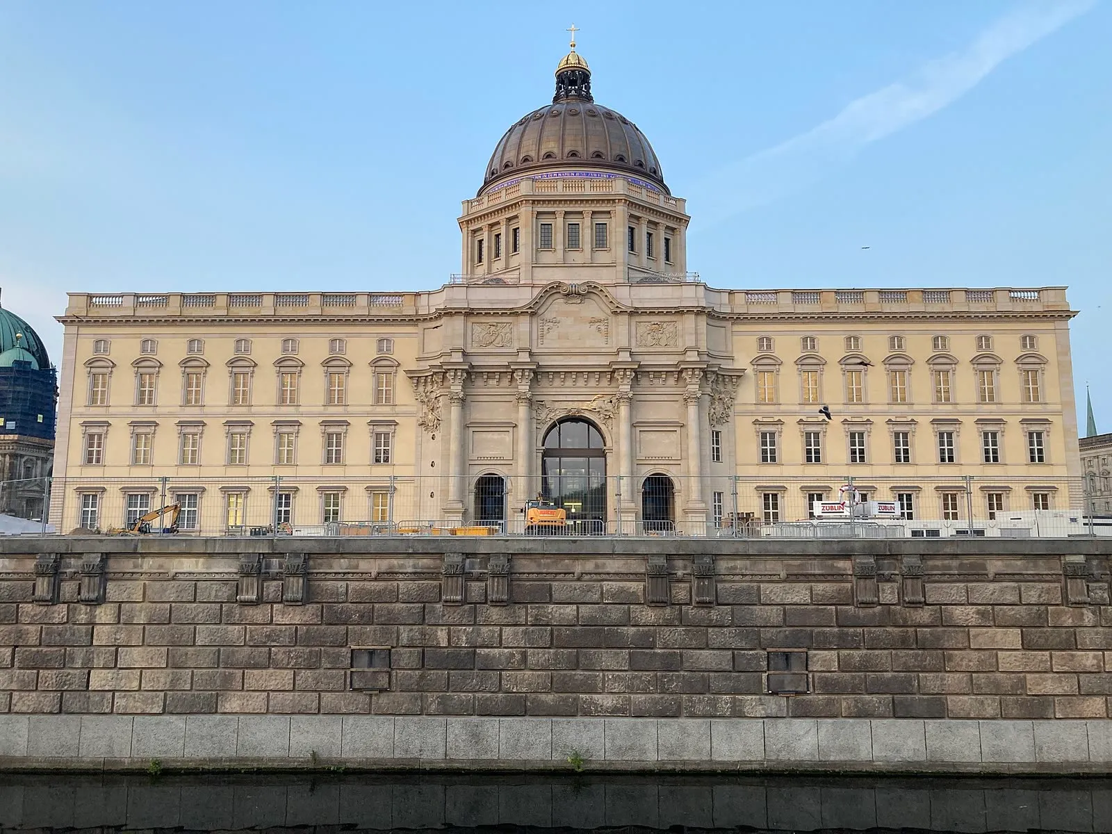 La façade baroque reconstruite du château de Berlin, aujourd'hui Humboldt Forum, vue depuis la Spree, avec sa grande coupole à lanterne et son portail central