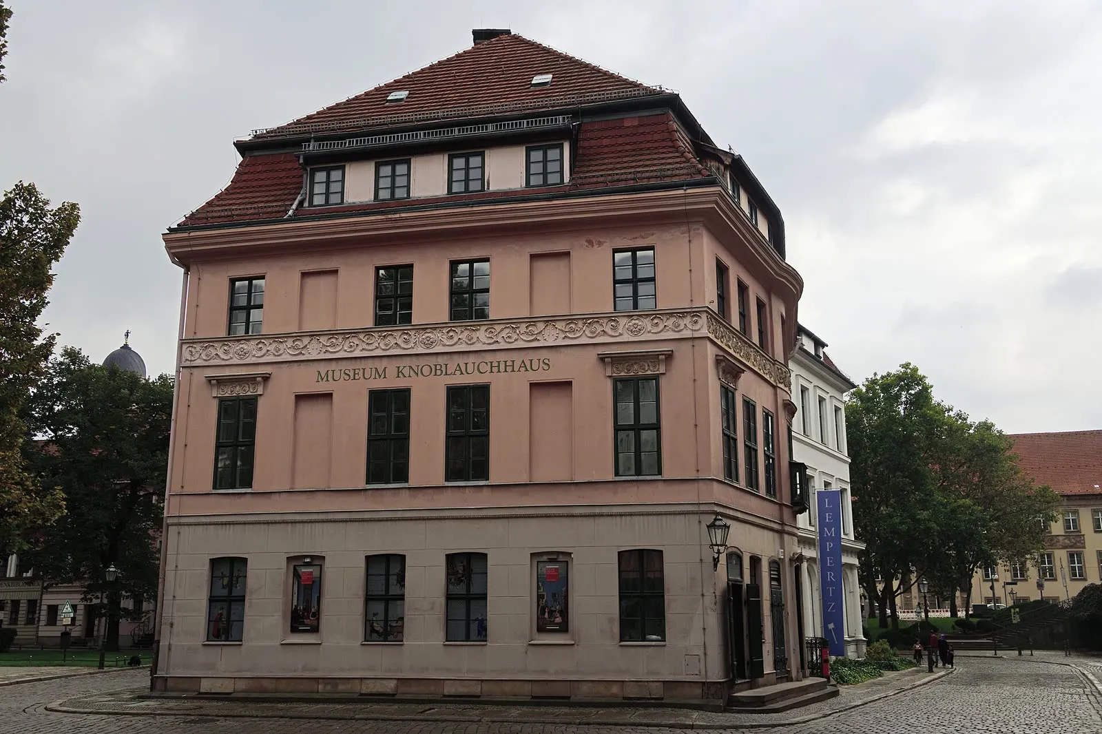 La maison Knoblauchhaus dans le Nikolaiviertel, façade rose, toit à la française et lucarnes, au coin d'une ruelle pavée