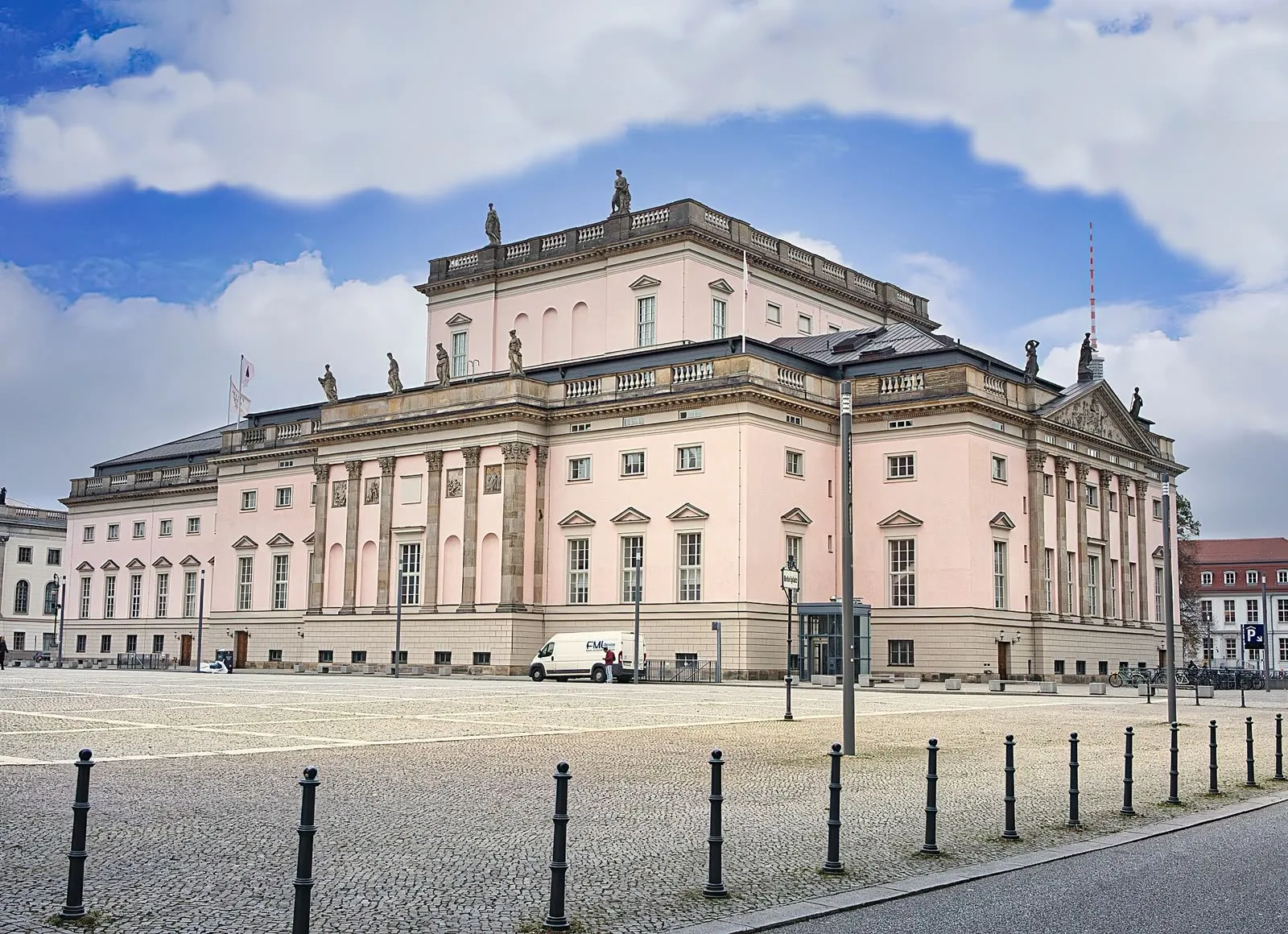 L'opéra d'État de Berlin sur l'Unter den Linden, sa façade rose à colonnes et son fronton couronné de statues