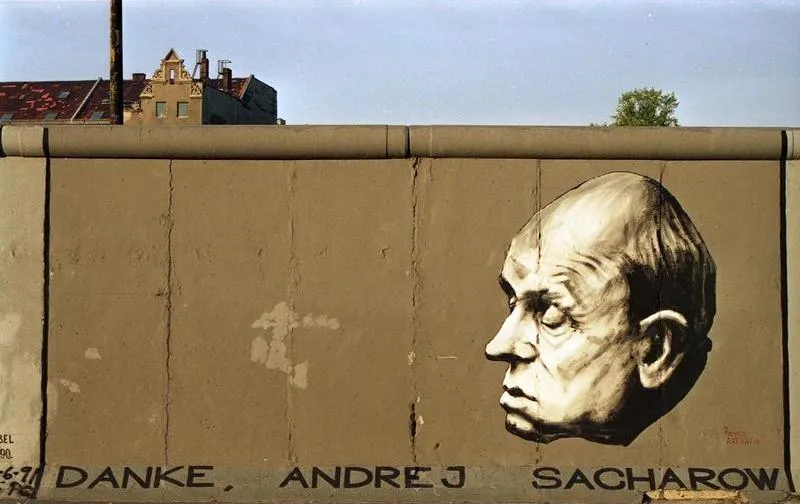 La fresque Danke, Andrej Sacharow peinte par Dmitri Vrubel sur le mur de Berlin à l'East Side Gallery en 1990