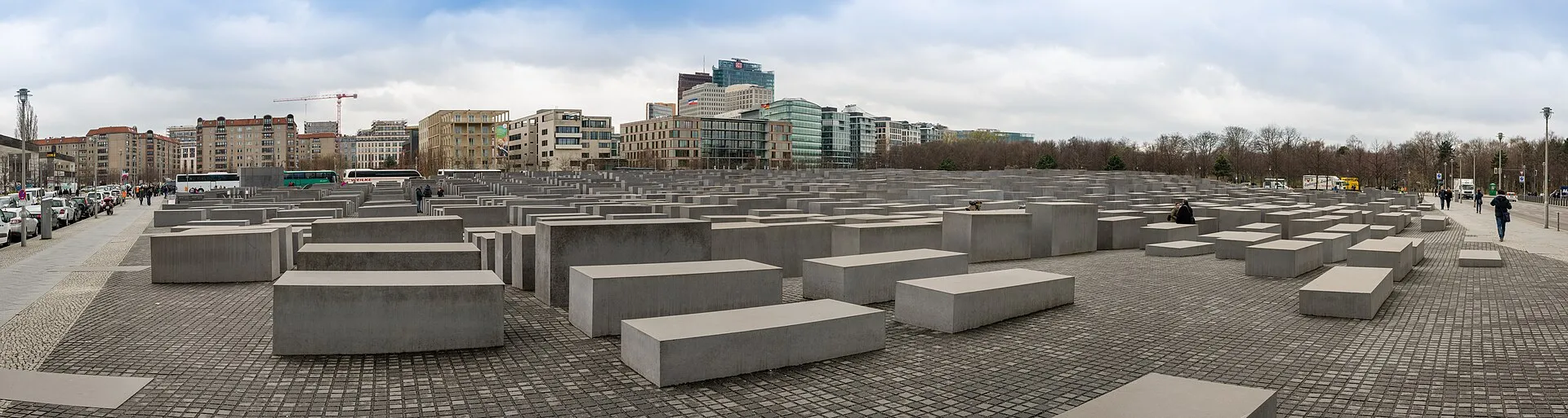 Le champ de stèles du mémorial de l'Holocauste à Berlin, avec les tours de Potsdamer Platz en arrière-plan