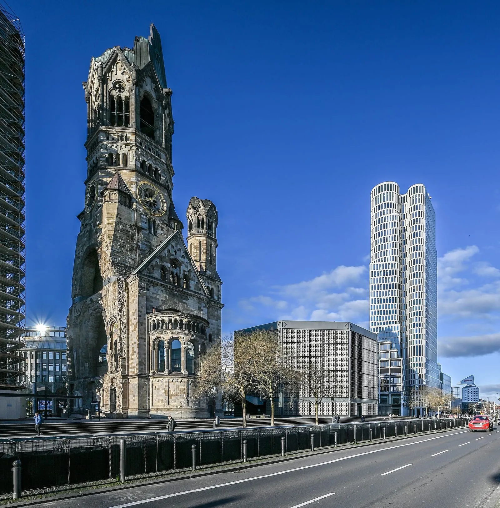 La tour en ruine de l'église du Souvenir sur le Breitscheidplatz, avec la place et la tour du Zoofenster derrière