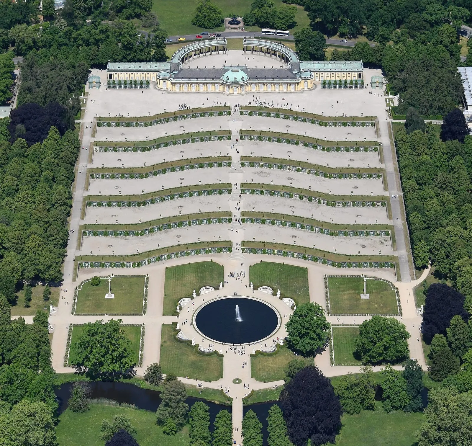 Les terrasses de vigne et le palais de Sanssouci à Potsdam, vus du sud, avec leurs escaliers centraux descendant vers le parc