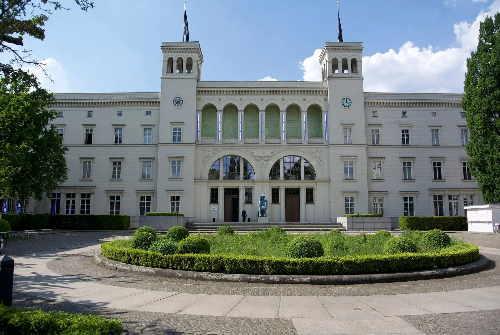 La façade du Hamburger Bahnhof à Berlin, ancienne gare devenue musée d'art contemporain, avec ses deux tours à horloge