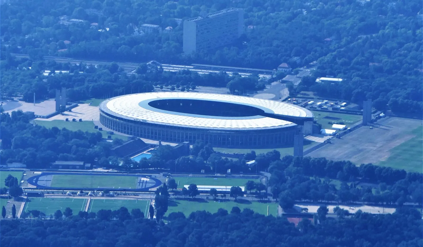 Vue aérienne de l'Olympiapark de Berlin, avec le stade olympique au centre