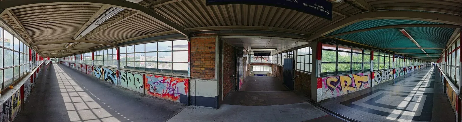 Une rame de la Ringbahn à la station Storkower Straße, à Berlin