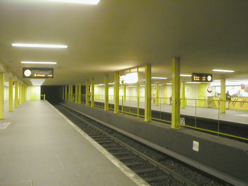 Une rame du métro berlinois à quai dans une station du réseau U-Bahn