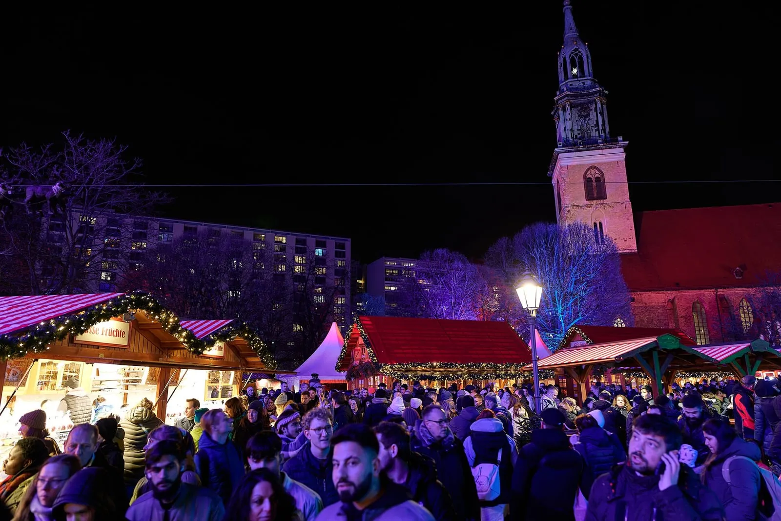Le marché de Noël de la Berliner Weihnachtszeit devant la Marienkirche de briques rouges, à côté de l'hôtel de ville de Berlin, un soir de décembre