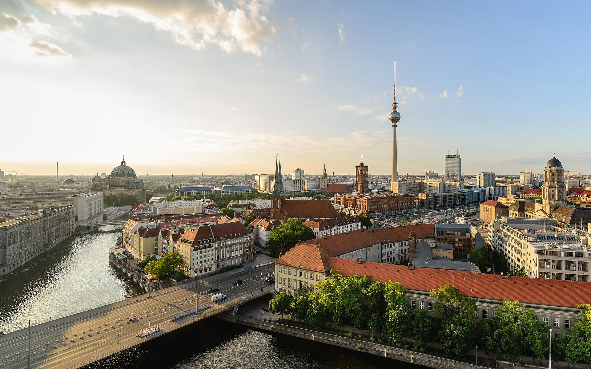 Vue du centre de Berlin, dans le quartier de Mitte, au bord de la Spree