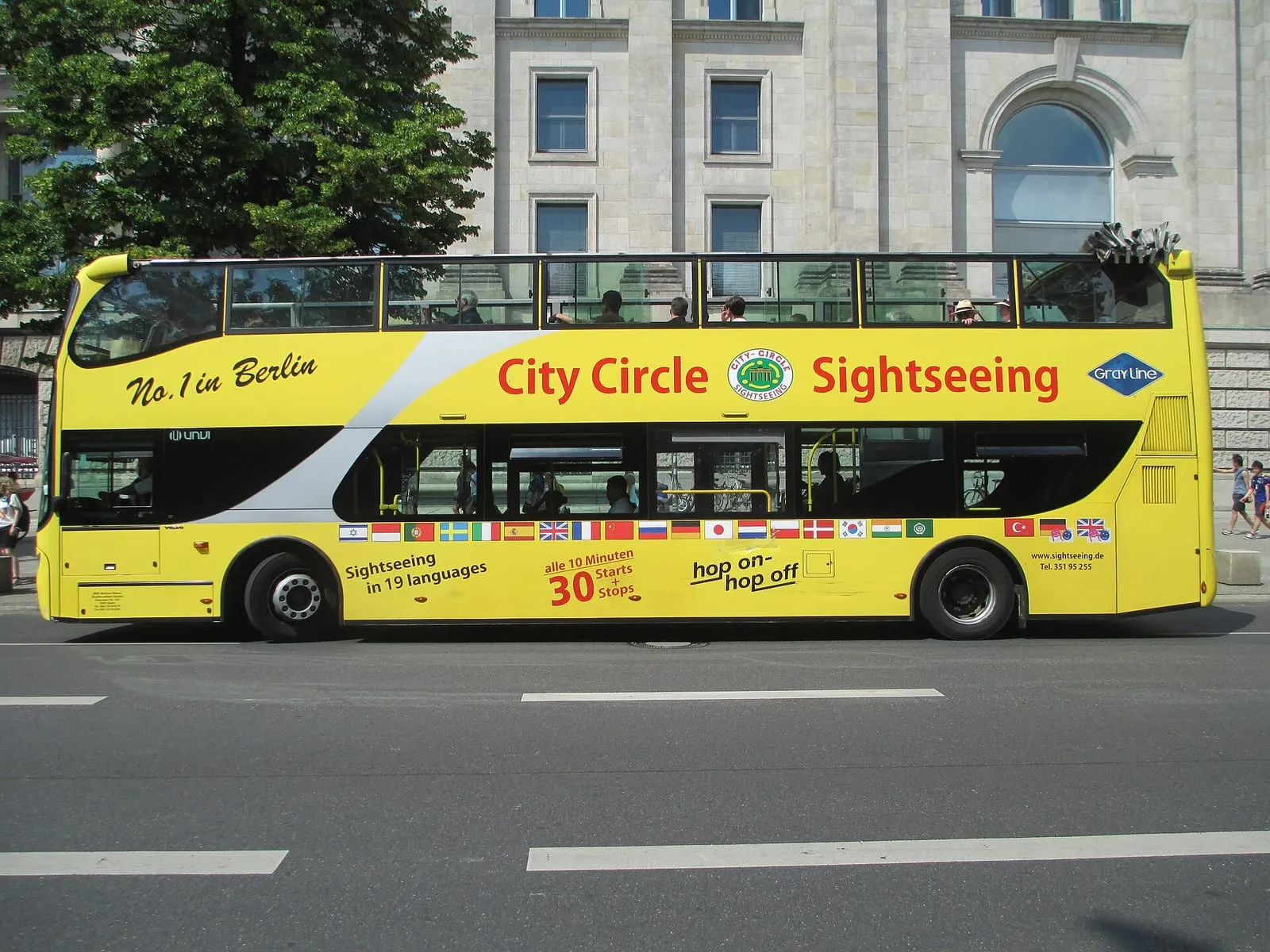 Bus touristique à impériale jaune de Berlin City Circle Sightseeing sur une avenue du centre de Berlin