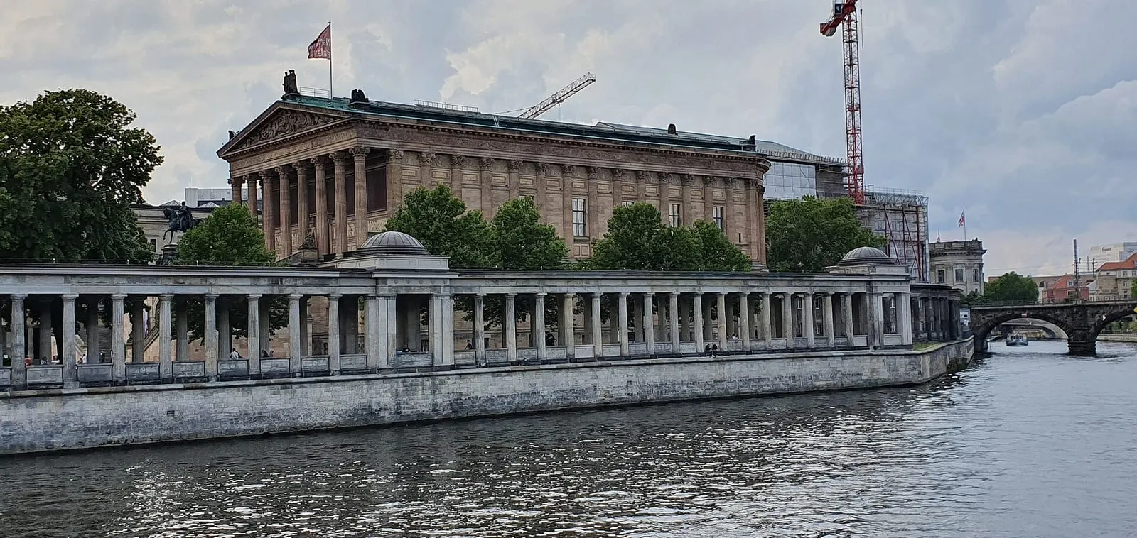 Colonnade et façade de l'Alte Nationalgalerie vues depuis la Spree, sur l'île aux musées de Berlin