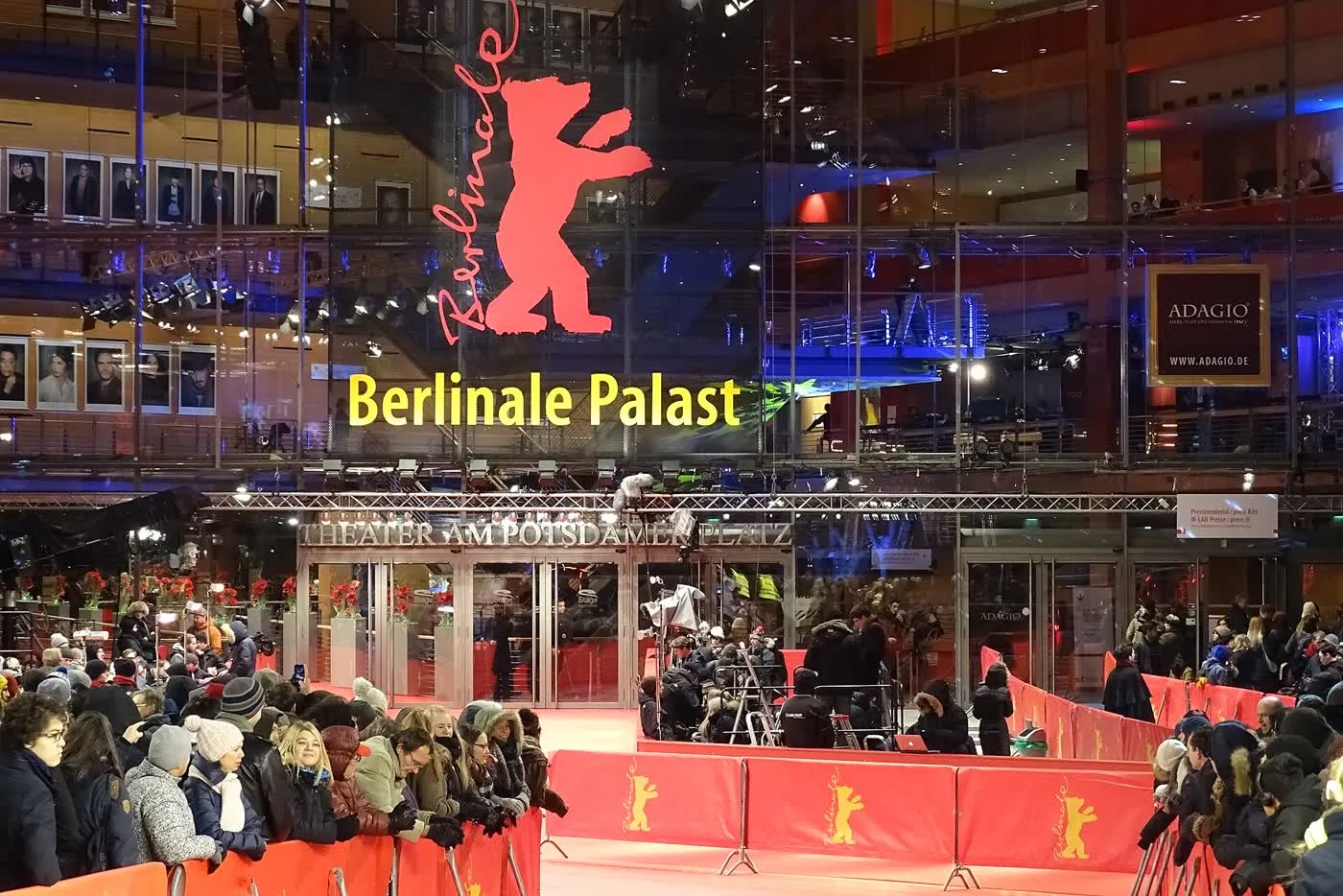 Tapis rouge et façade du Berlinale Palast à Berlin avant une projection d'ouverture, badauds massés derrière les barrières