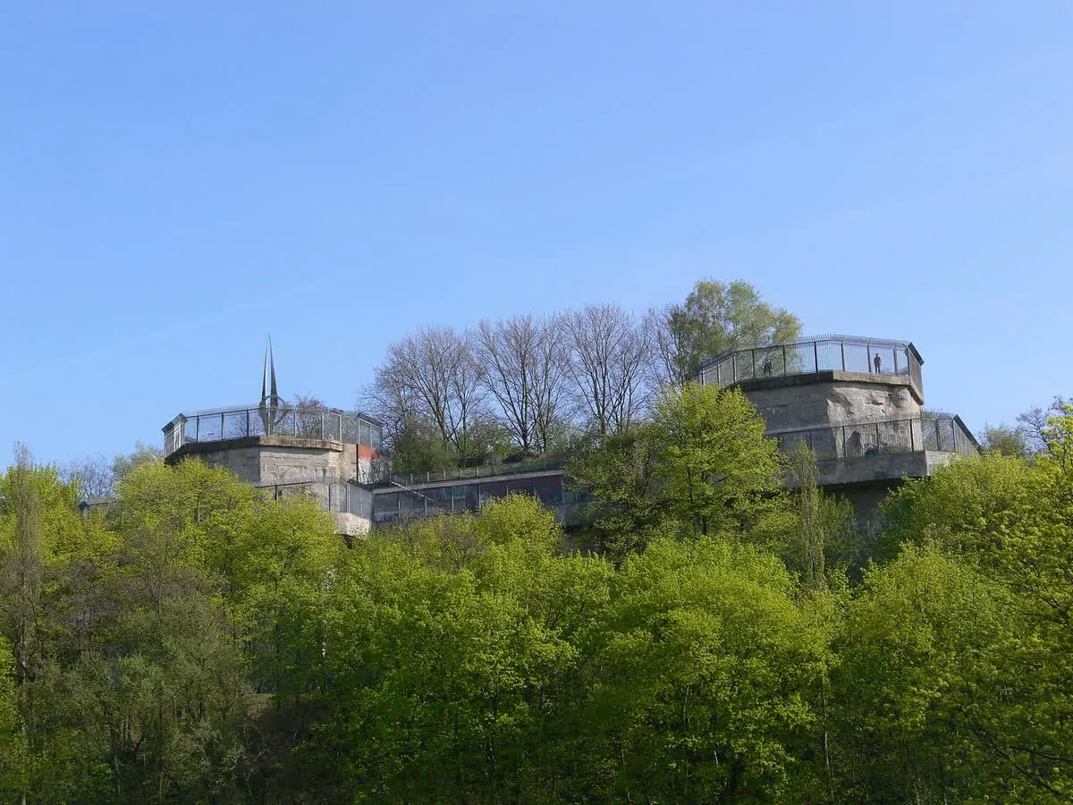 La tour anti-aérienne du Humboldthain émergeant des arbres, avec son toit transformé en plateforme d'observation