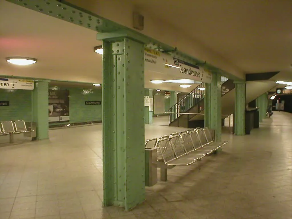 Le quai de la station de métro Gesundbrunnen sur la ligne U8, avec ses colonnes de fonte vertes et son panneau de direction