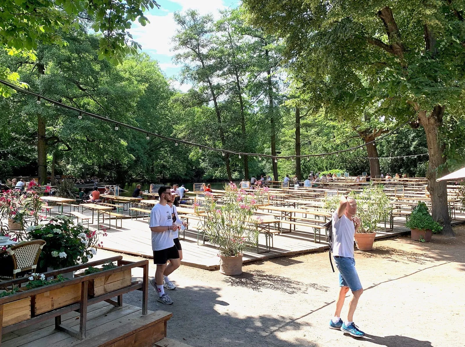 Le Café am Neuen See et son jardin au bord du lac, dans le parc du Tiergarten