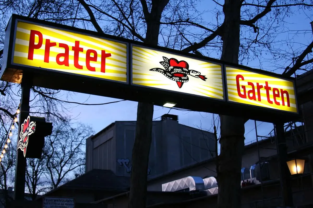 L'entrée du Pratergarten, le plus ancien Biergarten de Berlin, Kastanienallee à Prenzlauer Berg