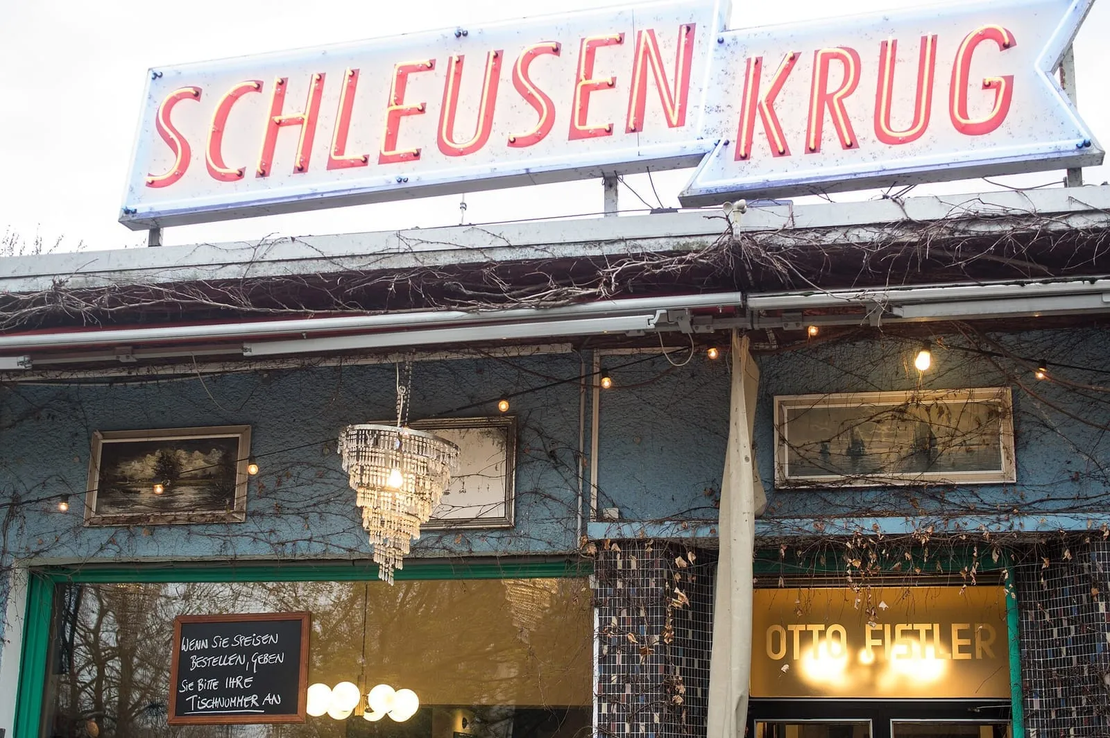 Le Biergarten du Schleusenkrug dans le Tiergarten, près de l'écluse
