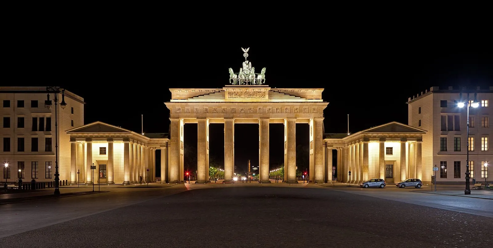 La porte de Brandebourg illuminée la nuit, à Berlin
