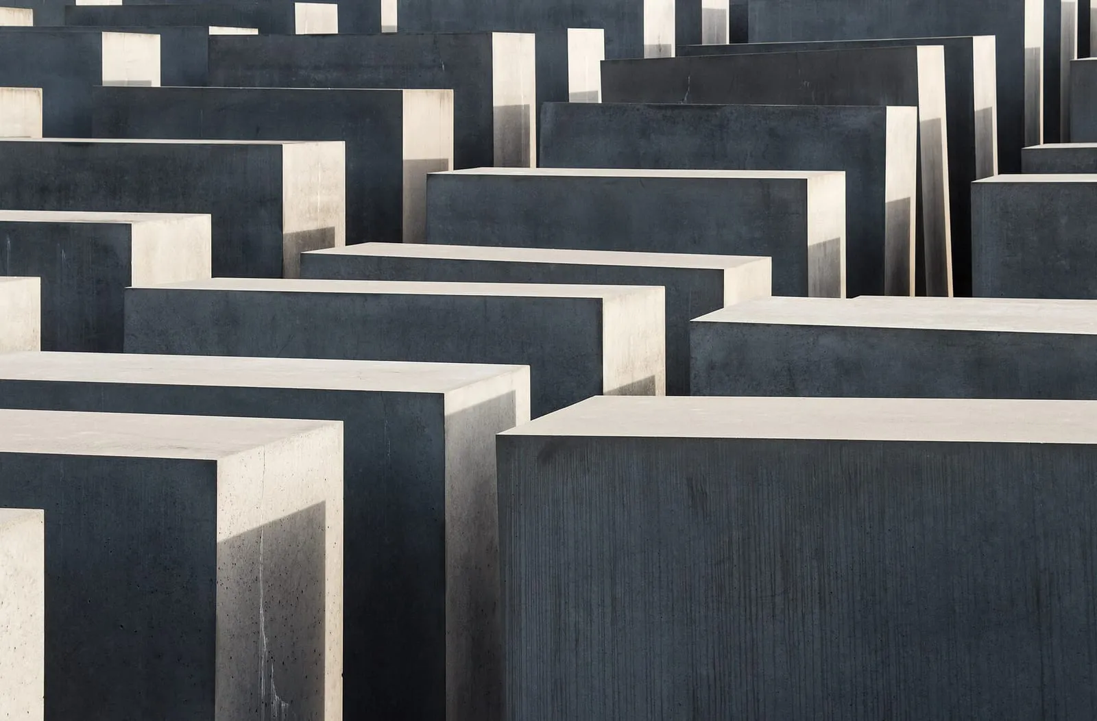 Les stèles de béton du mémorial aux Juifs d'Europe assassinés à Berlin, de hauteurs très inégales, vues en enfilade