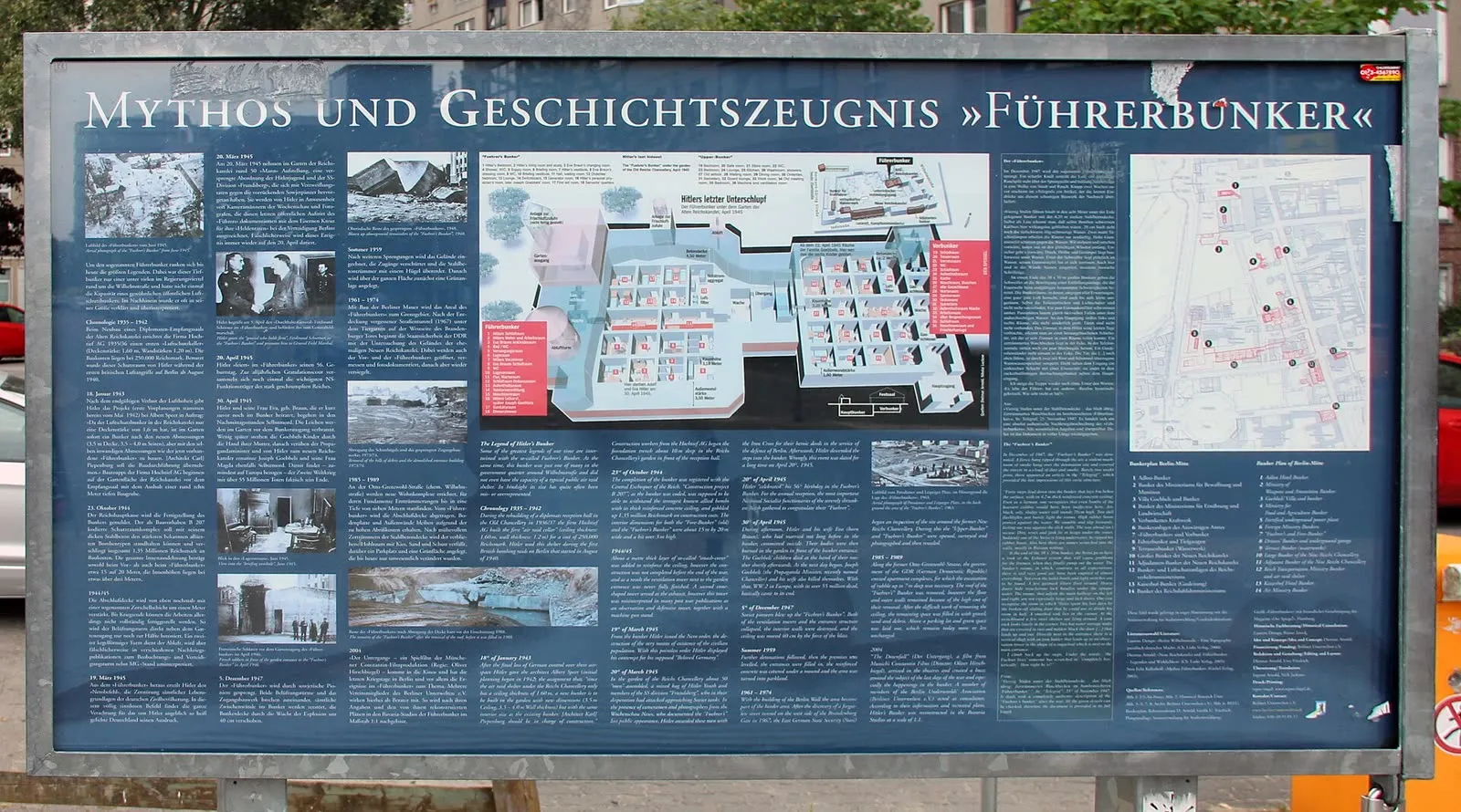 Le panneau d'information « Mythos und Geschichtszeugnis Führerbunker » à la Gertrud-Kolmar-Straße, seul repère visible du site de l'ancien bunker