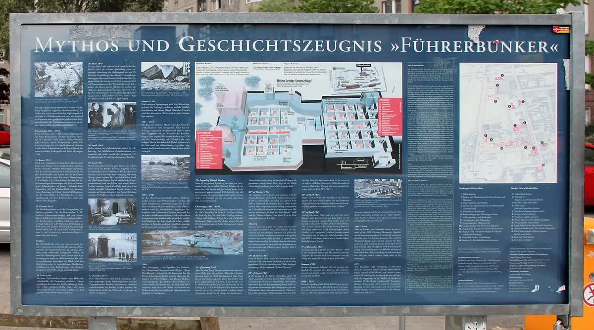 Le panneau d'information « Mythos und Geschichtszeugnis Führerbunker » à la Gertrud-Kolmar-Straße, seul repère visible du site de l'ancien bunker