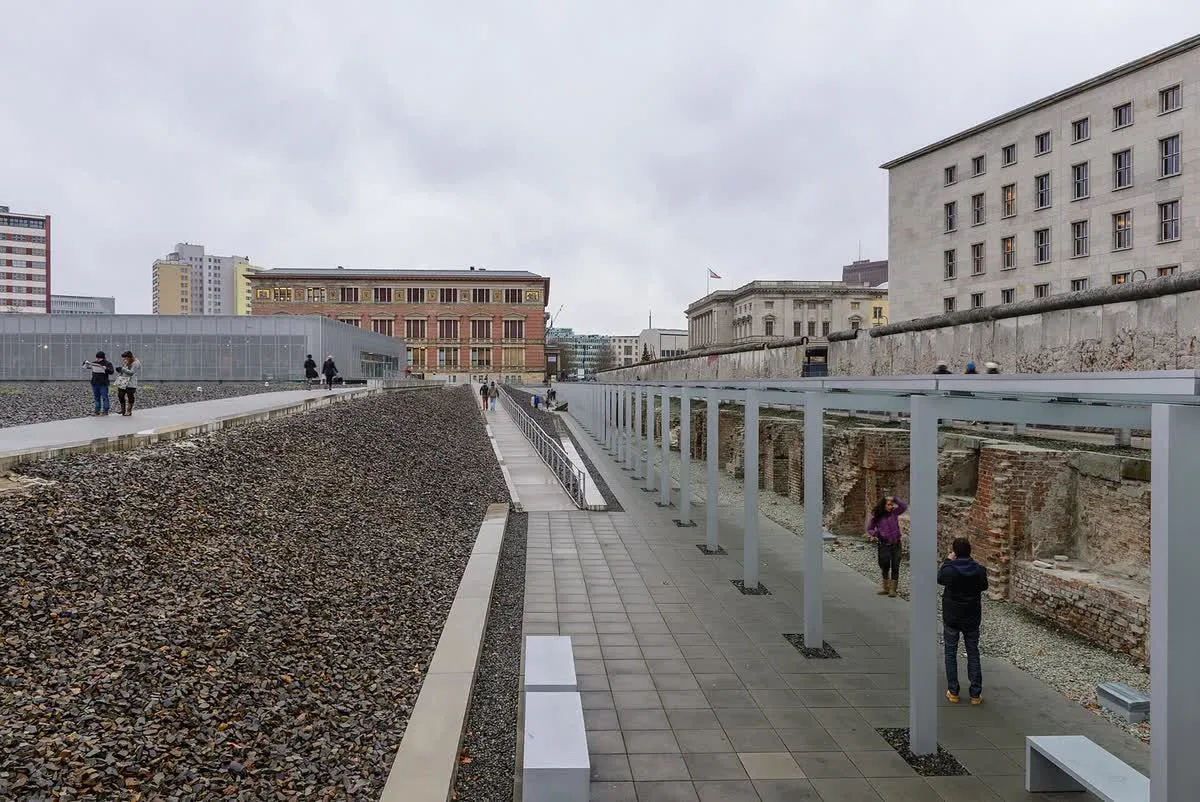 Le site de la Topographie des Terrors le long de la Niederkirchnerstraße, sa tranchée d'exposition au-dessus des caves exhumées et les bâtiments du quartier gouvernemental
