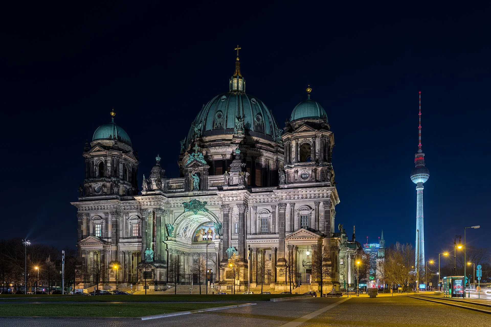 La cathédrale de Berlin illuminée en soirée, vue depuis le Lustgarten, la tour de télévision en arrière-plan