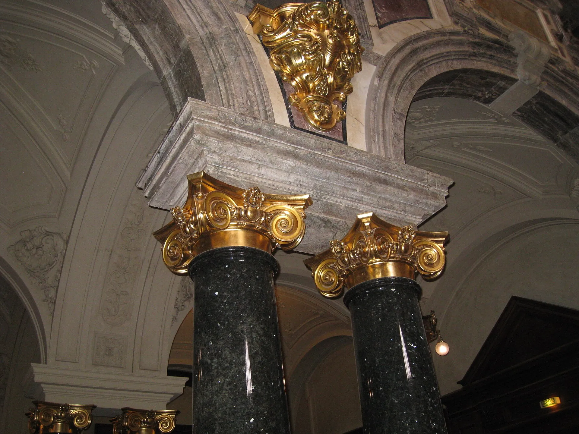 Les colonnes de granit sombre et les chapiteaux dorés de la nef de la cathédrale de Berlin