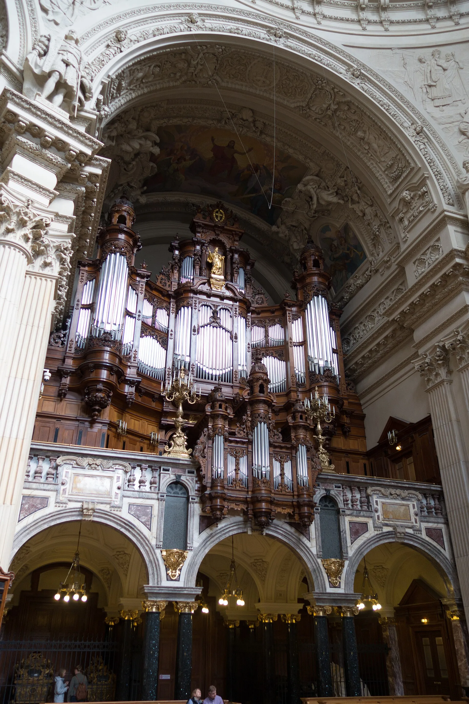Le grand orgue Sauer de la cathédrale de Berlin, avec son buffet en chêne sculpté et ses tuyaux d'étain