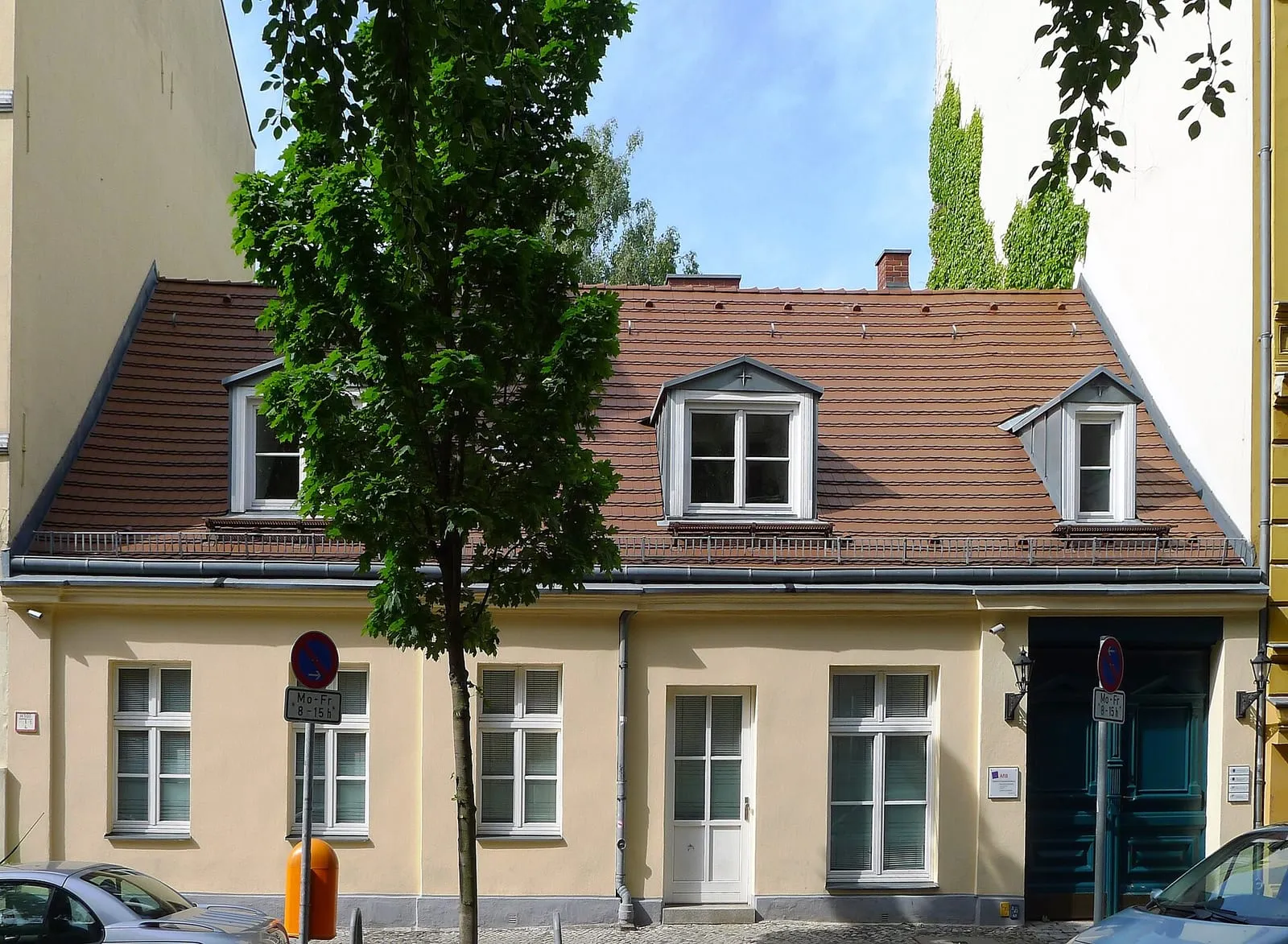Maison basse de la Haubachstraße, dans le quartier de Charlottenburg, avec sa porte cochère