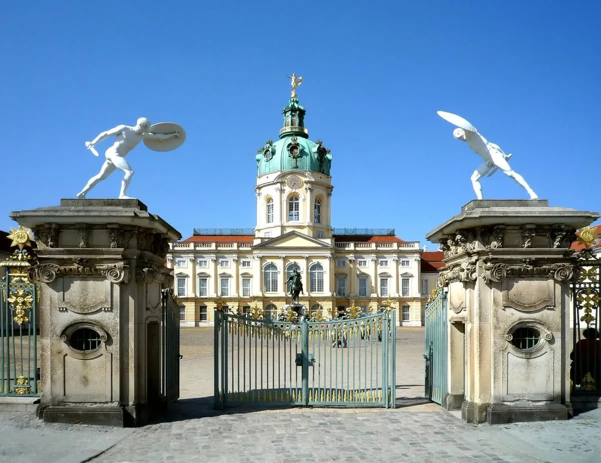La façade baroque du château de Charlottenburg vue depuis la cour d'honneur, dôme couronné d'une statue dorée et grille d'entrée