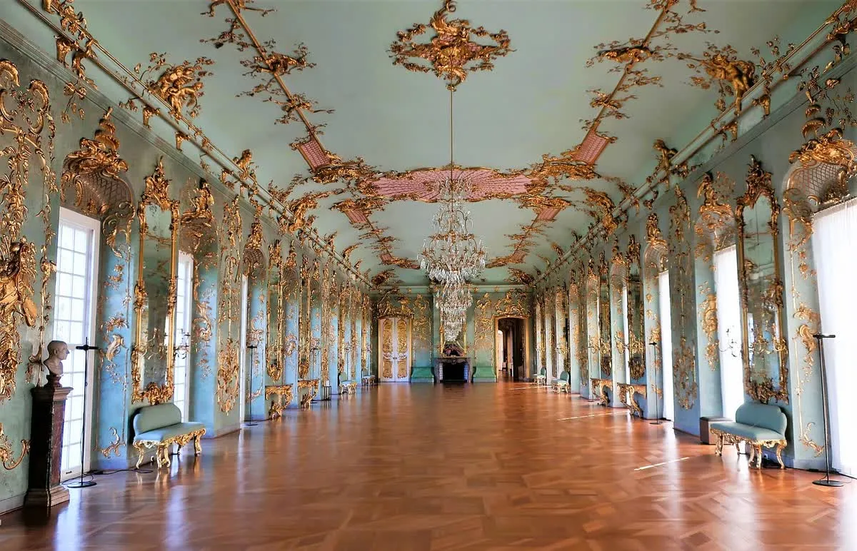 La Galerie Dorée de la Nouvelle Aile du château de Charlottenburg, décor rococo doré, miroirs et parquet étoilé